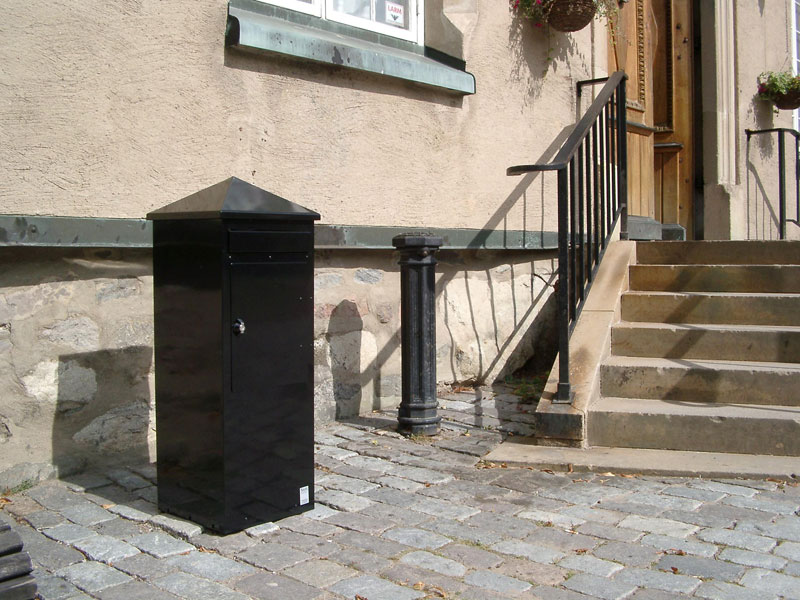 Standing mailbox - square